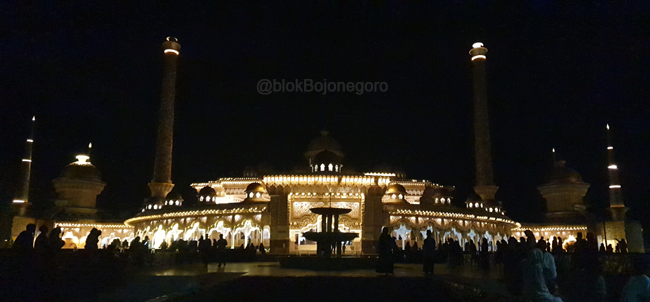 Megahnya Masjid Wisata Religi Margomulyo saat Malam Hari