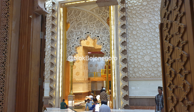 Jamaah di Masjid Wisata Religi Margomulyo