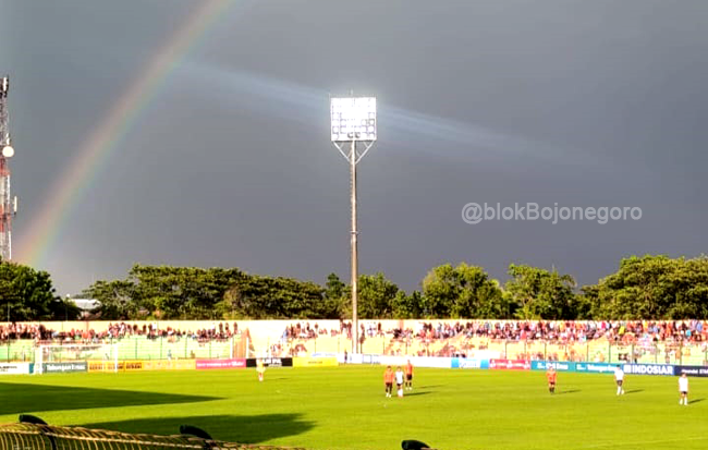 Pelangi Iringi Pesta Gol Persibo atas Klub Raffi Ahmad