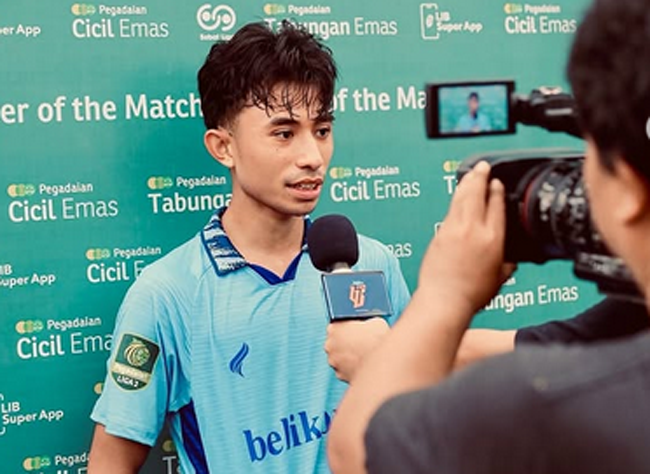 Laga Sempat Terhenti, Rayhan Utina Dibawa Ambulance