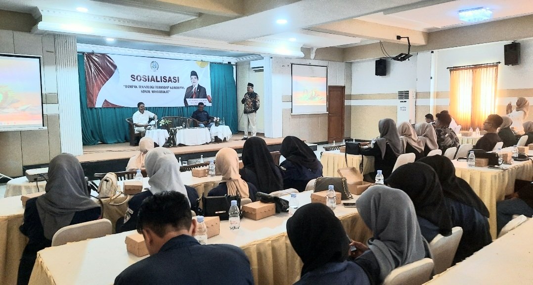 Anggota DPRD Jawa Timur H. Budiono Sosialisasikan Dampak Teknologi Terhadap Kehidupan Sosial Masyarakat