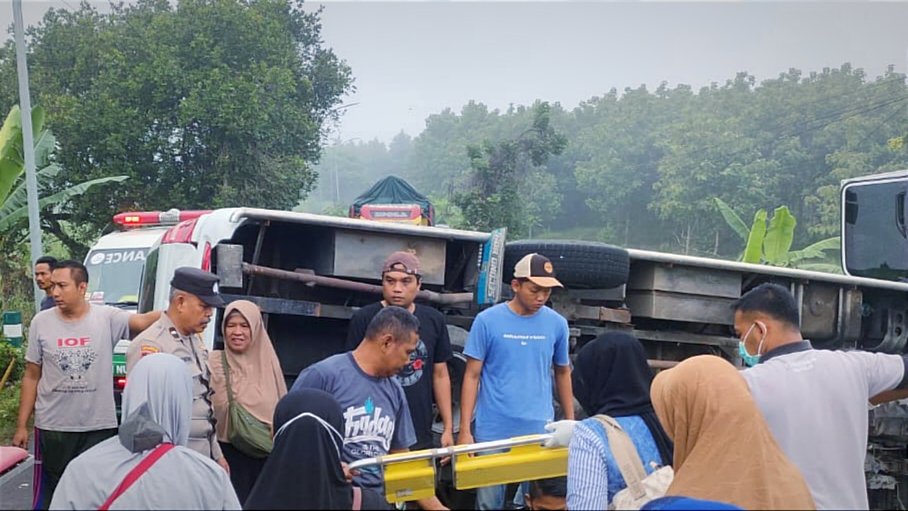 Hendak ke Masjid Wisata Religi Bojonegoro, Minibus Elf Terguling, Sejumlah Penumpang Luka-luka