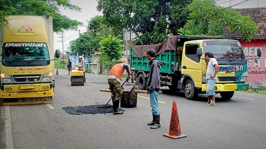 Kerap Sebabkan Kecelakaan, Jalan Berlubang di Jalan Bojonegoro-Babat Langsung Ditangani