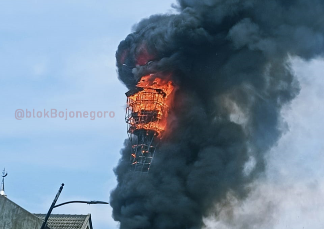 Menara Masjid Agung Bojonegoro Terbakar Hebat