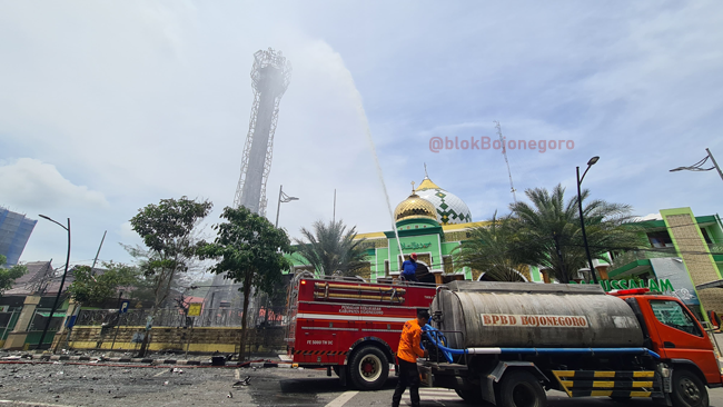 Pemadam Kebakaran di Masjid Agung Darussalam