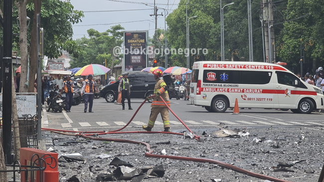 Belasan Personel Damkar Terjun Padamkan Kebakaran Menara