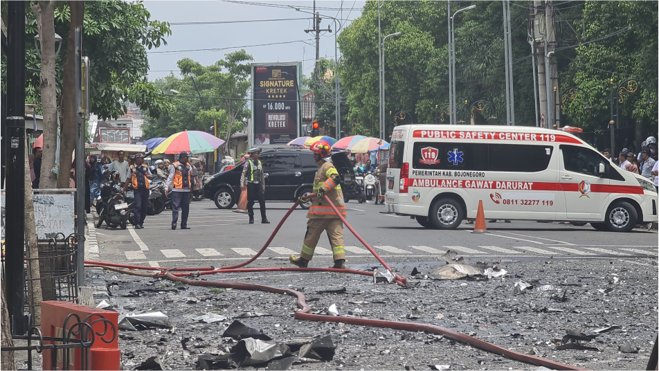 Menara Masjid Agung Darussalam Bojonegoro Terbakar