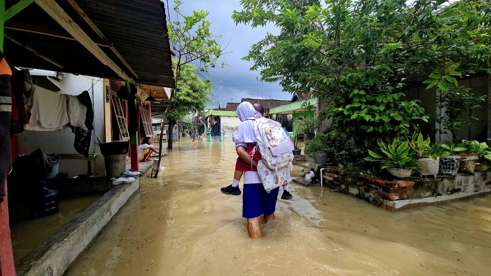 Kegiatan Warga di Tengah Banjir Bojonegoro