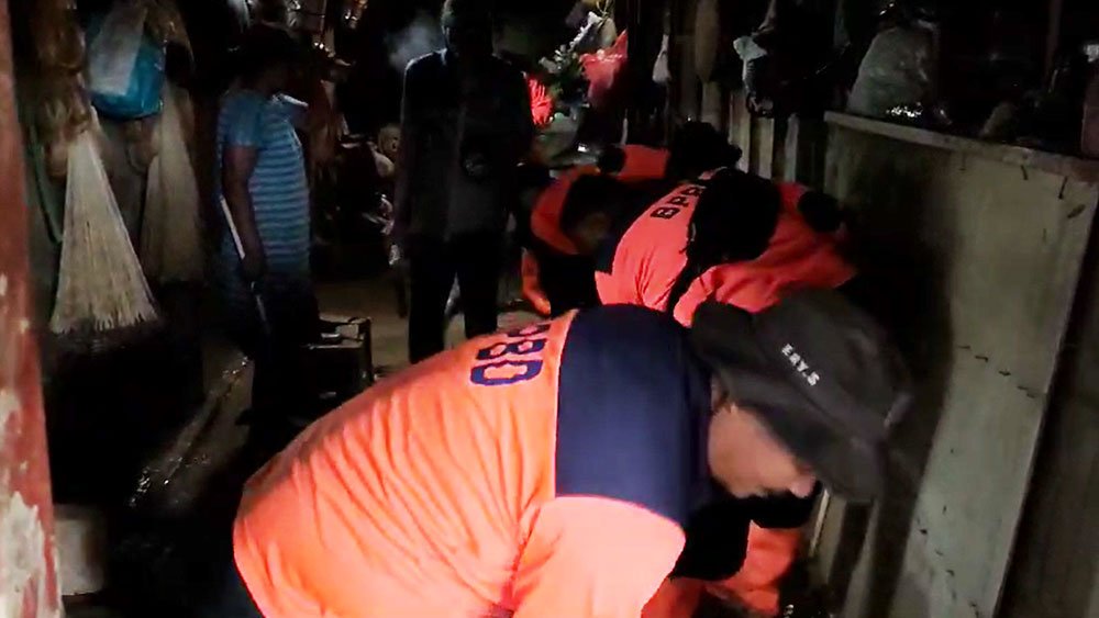 BPBD Jatim Kirim Logistik dan Bantu Warga Bersihkan Lumpur Sisa Banjir Bandang Gondang Jawa Timur