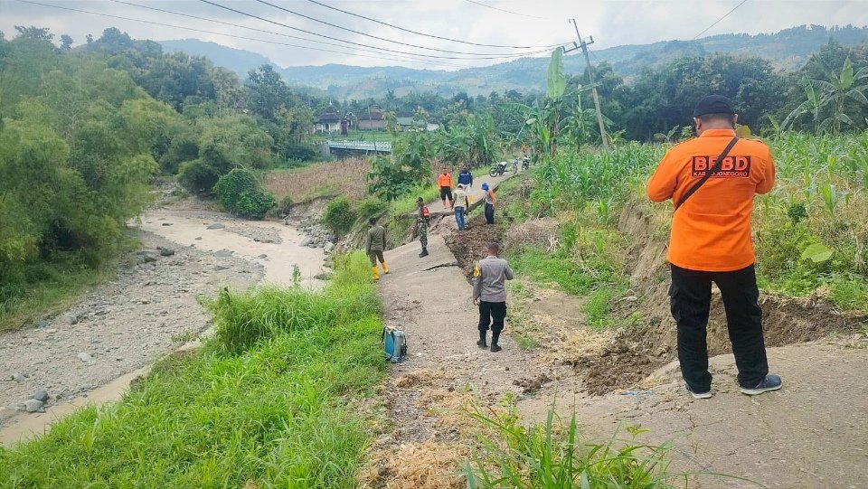 Banjir Bandang Terjang Jalan Penghubung di Sekar Bojonegoro, Warga Putar Lebih Jauh