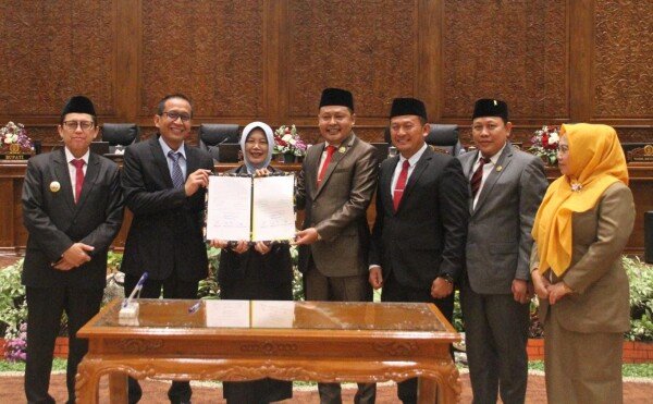 Pj Bupati Adriyanto Hadiri Rapat Paripurna Penetapan Bupati dan Wakil Bupati Bojonegoro Terpilih