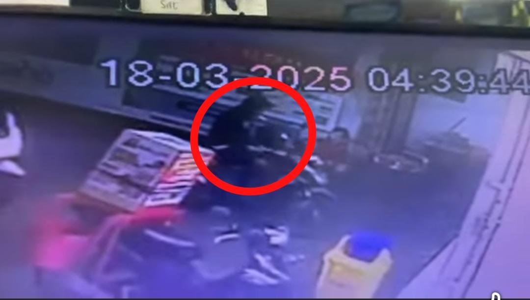 Terekam CCTV, Dua Pria Curi Motor Milik Karyawan Alfamart Balen Bojonegoro