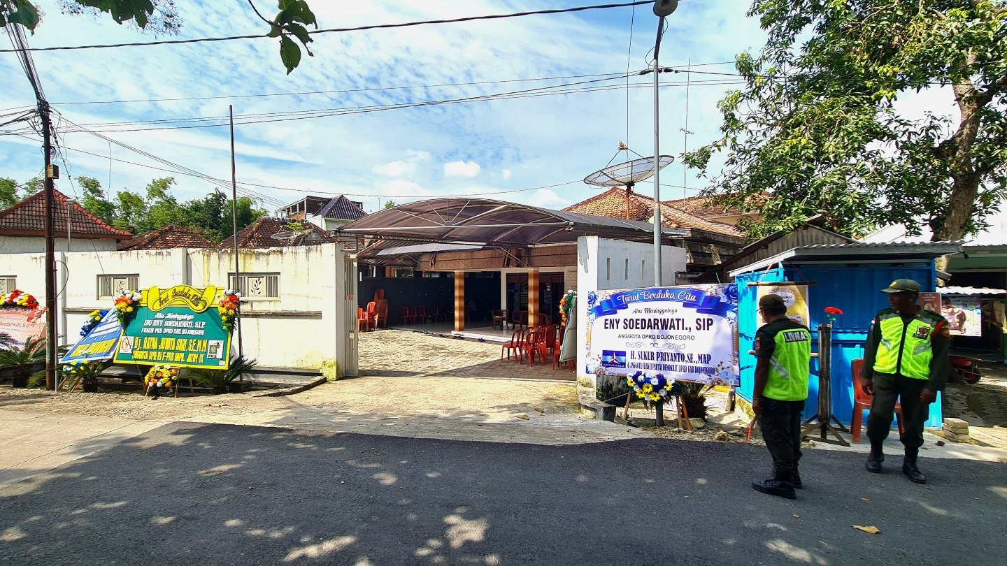 Suasana Duka Selimuti Rumah Eny Soedarwati