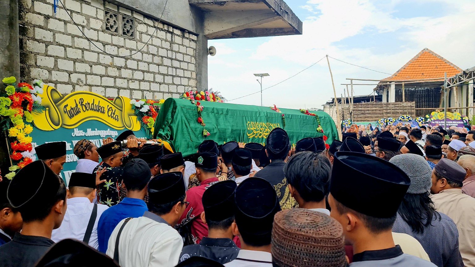 Isak Tangis Iringi Pemakaman Anggota DPRD Bojonegoro, Dyah Ayu Ratna Dewi