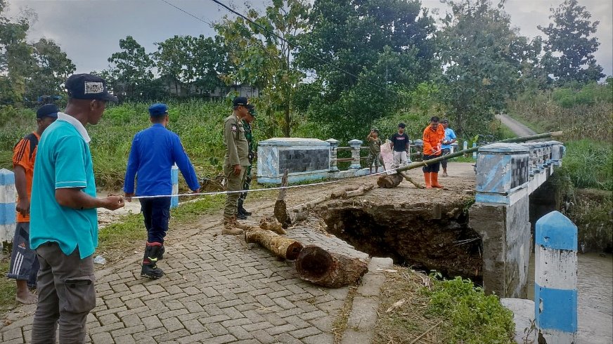Hujan Deras di Bojonegoro Sebabkan Jembatan Rusak dan Tanah Longsor