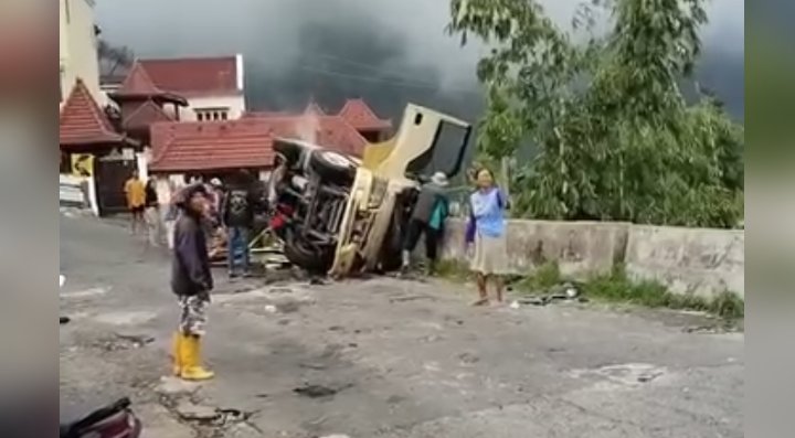 Rombongan Warga Bojonegoro Kecelakaan di Tawangmangu: 12 Luka-Luka, 5 Meninggal
