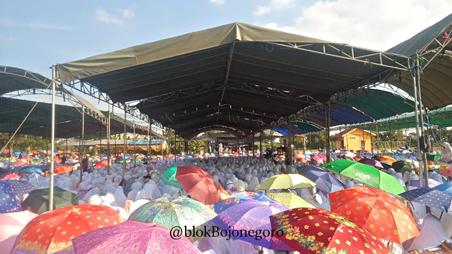 Membludak, Pakai Payung di Acara IHM NU