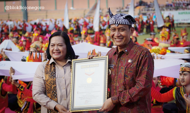 Bupati Wahono Terima Piagam MURI 2.025 Penari Api Kayangan