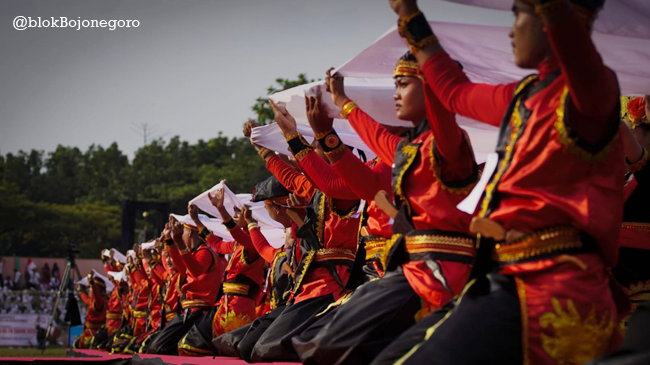 Pecahkan Rekor MURI, 2.025 Penari Api Kayangan Tampil Memukau