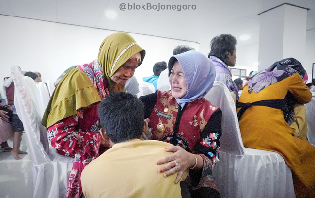 Momen Haru, Siswa Sekolah Rakyat Bojonegoro Pamit dan Sungkem ke Orang Tua