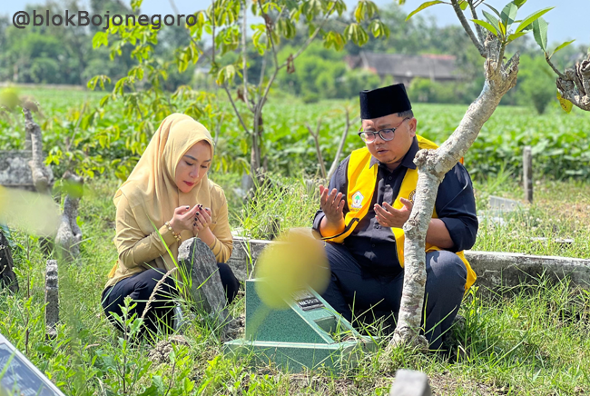 Sebelum Daftar, Mas Pri Nyekar ke Makam Kedua Orang Tua