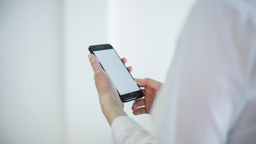 Mematikan Dering HP Saat Salat, Apakah Batal?