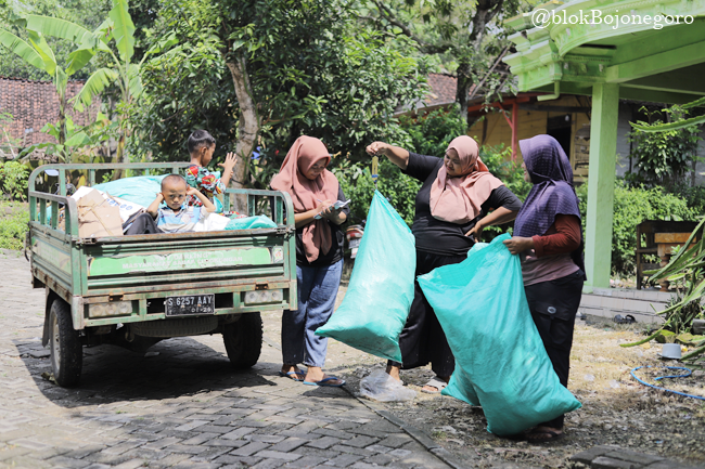 Aktifitas Ibu-Ibu Bank Sampah Mandiri Keluarga Harapan