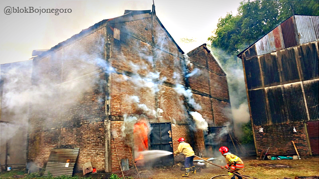 Oven Tembakau di Sukosewu Bojonegoro Terbakar, 8 Ton Tembakau Hangus