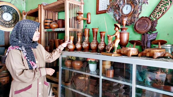 Pantang Menyerah, Gerakkan Usaha Kerajinan Jati di Kasiman Bojonegoro