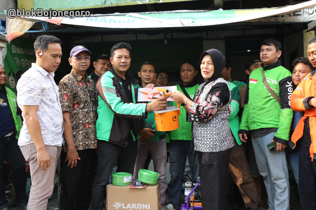 Ojol Bojonegoro Dapat Bantuan Kompresor dan Perlengkapan Tambal Ban