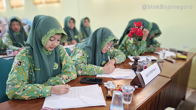 Siapkan Siswa Terampil Menulis, KIR dan PPM Attanwir Talun Buat Diklat Jurnalistik