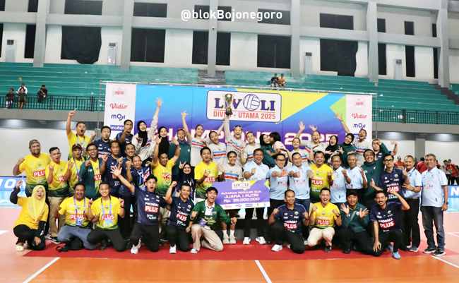 Bupati Bojonegoro Serahkan Piala Juara Seri II Livoli Divisi Utama 2025 ke Petrokimia Gresik