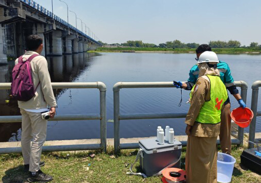 Air Bengawan Solo Diduga Tercemar, DLH Bojonegoro Tunggu Hasil Uji Lab