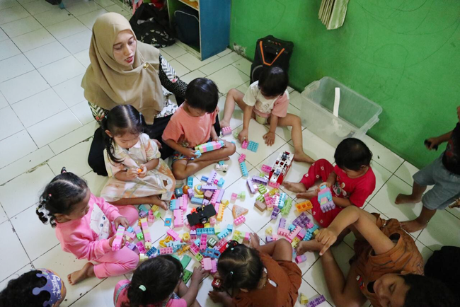 Anak Bermain Riang di TPA Kapas Bojonegoro