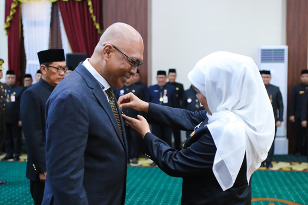 Ketua Umum PWI Pusat Akhmad Munir Terima Lencana Kehormatan dari Gubernur Jatim