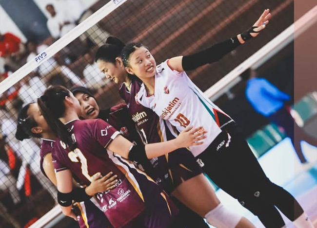 Pemain Bank Jatim Rayakan Kemenangan