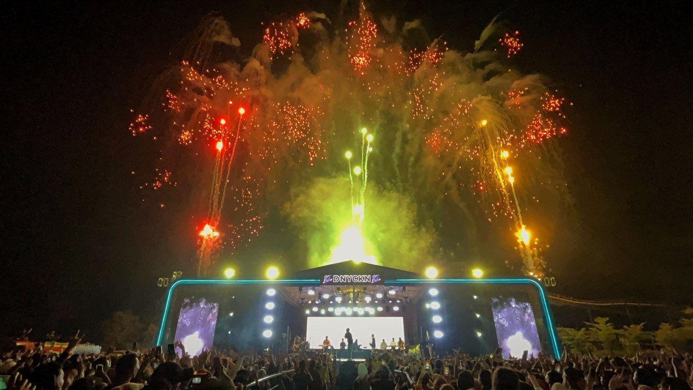 Gemerlap Kembang Api Warnai Konser Denny Caknan di Bojonegoro