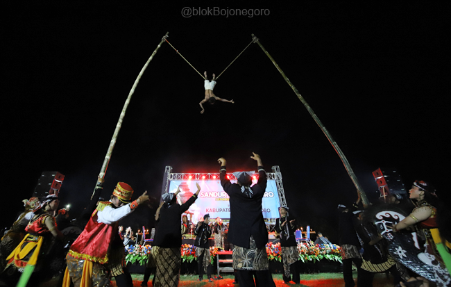 Atraksi Kalongking di Puncak Acara Peresmian Ledok Kulon Kampung Sandur