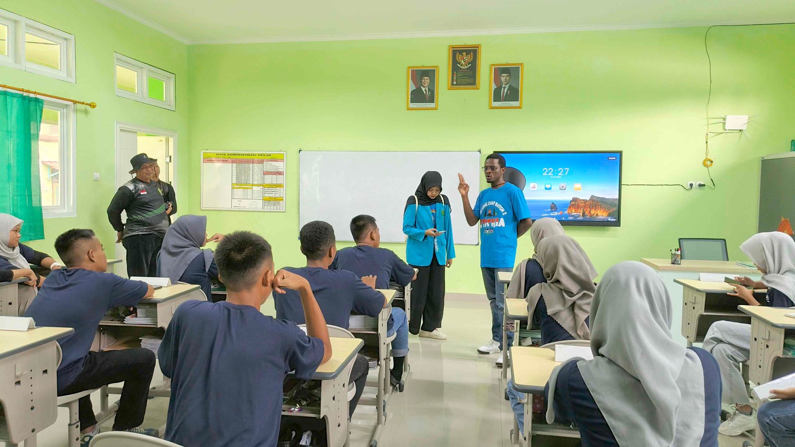 "Wewe ni Mremboâ€, Sesi Interaktif Siswa MAN 1 Bojonegoro Bersama Bule Kenya Penuh Tawa
