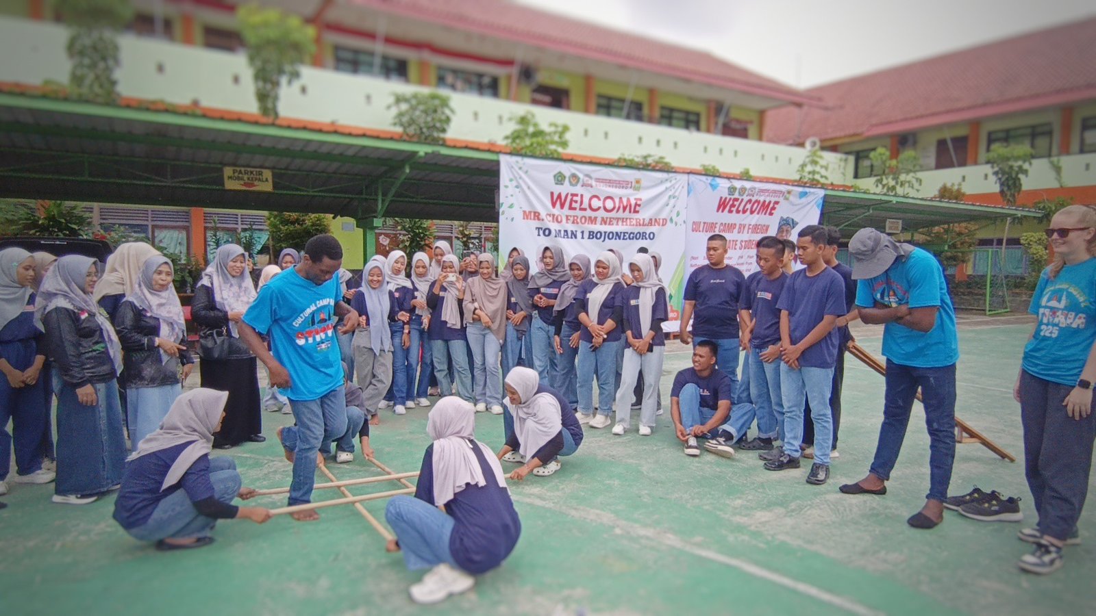 Penuh Tawa, Siswa MAN 1 Ajak Peserta Asing Cultural Camp Main Bareng