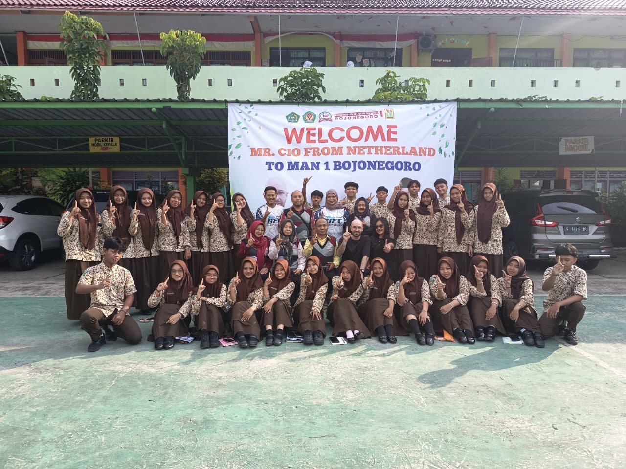 MAN 1 Bojonegoro Gelorakan English Language Day Bersama BEC dan Tamu Asing