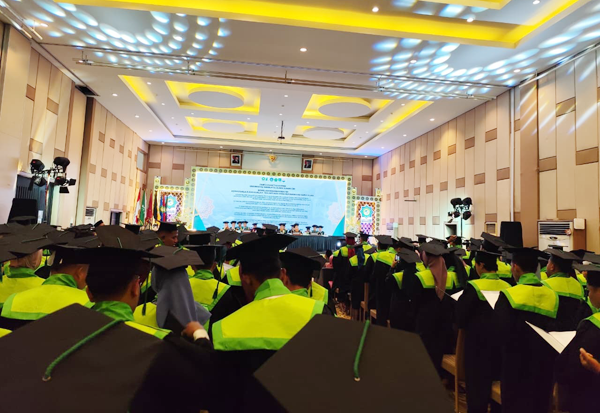 1.009 Wisudawan UNUGIRI Dikukuhkan dalam Rapat Senat Terbuka Tahun 2025