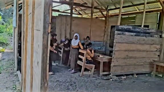 Viral! Pelajar di Tambakrejo Bojonegoro Belajar di Bangunan Tak Layak