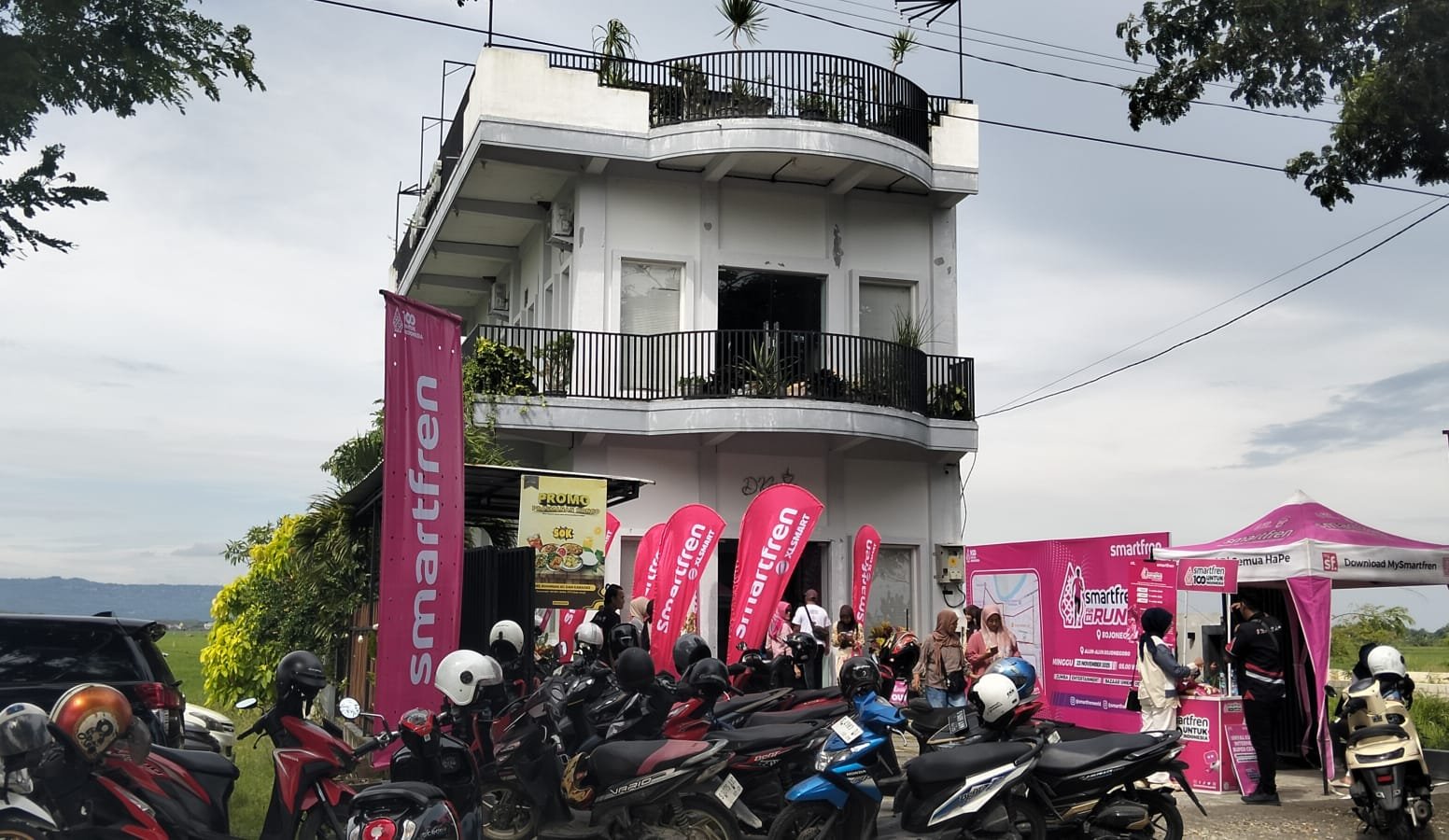 Ratusan Peserta Mengantre Ambil Racepack Smartfren Fun Run Bojonegoro