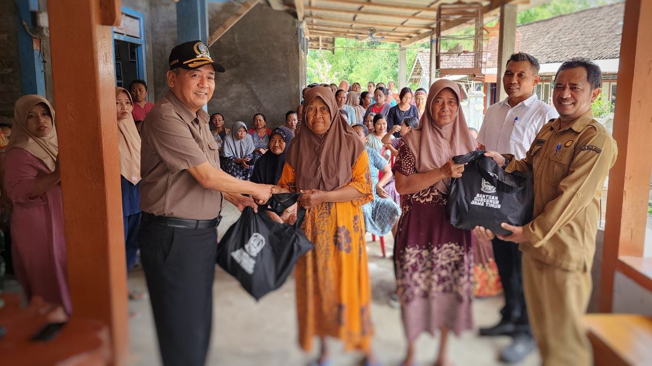 Peduli Korban Banjir Sungai Pacal, Budiono Serahkan Bansos ke 300 KK