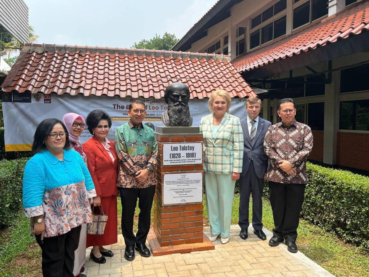 Momen Kebersamaan Indonesia–Rusia di Depan Monumen Tolstoy