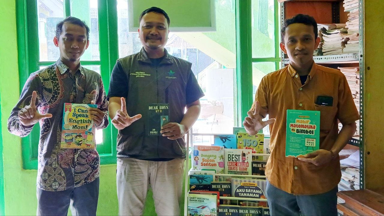 Relima Dorong Lingkungan Ramah Anak Lewat Hibah Buku ke MI Darul Ulum