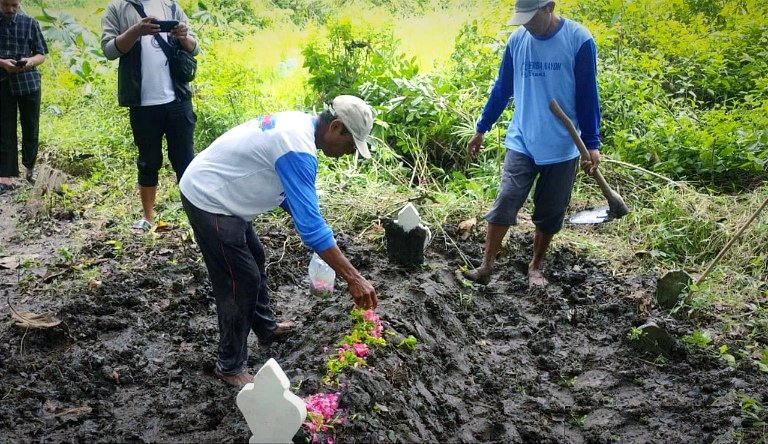 Keluarga Pasrah, Pria Pengejar Cinta asal Sumatera Dimakamkan di Bojonegoro