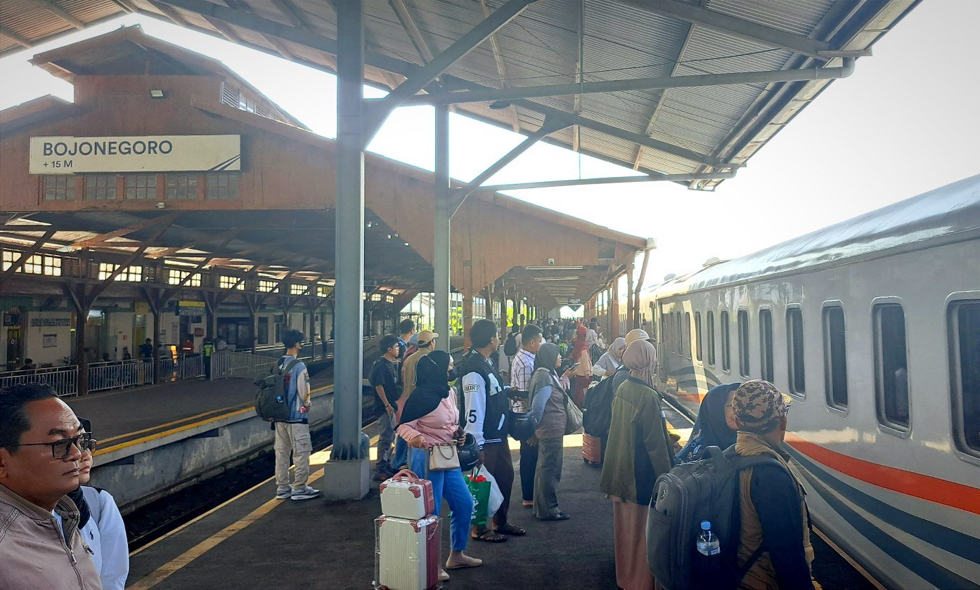 450 Penumpang di Stasiun Bojonegoro Batalkan Perjalanan, Imbas Banjir Jalur Pekalongan
