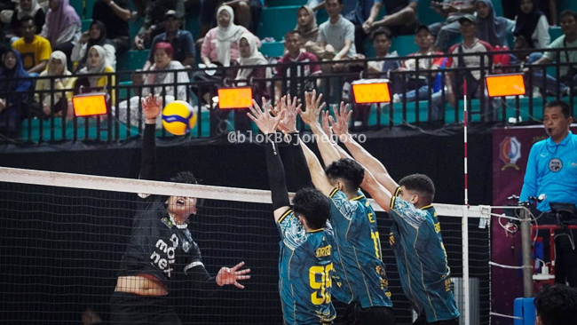 Aksi Pemain Surabaya Samator Lawan Falcons Tirta Bhagasasi...